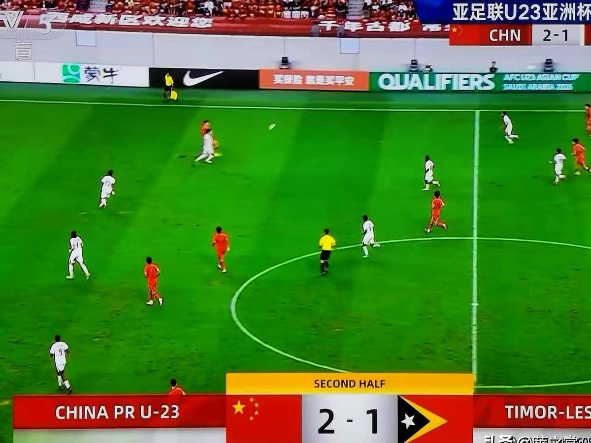 75分钟，哨子没响，胡荷滔先蹲下了。教练组冲进场，直接把他架回替补席，队医冰袋