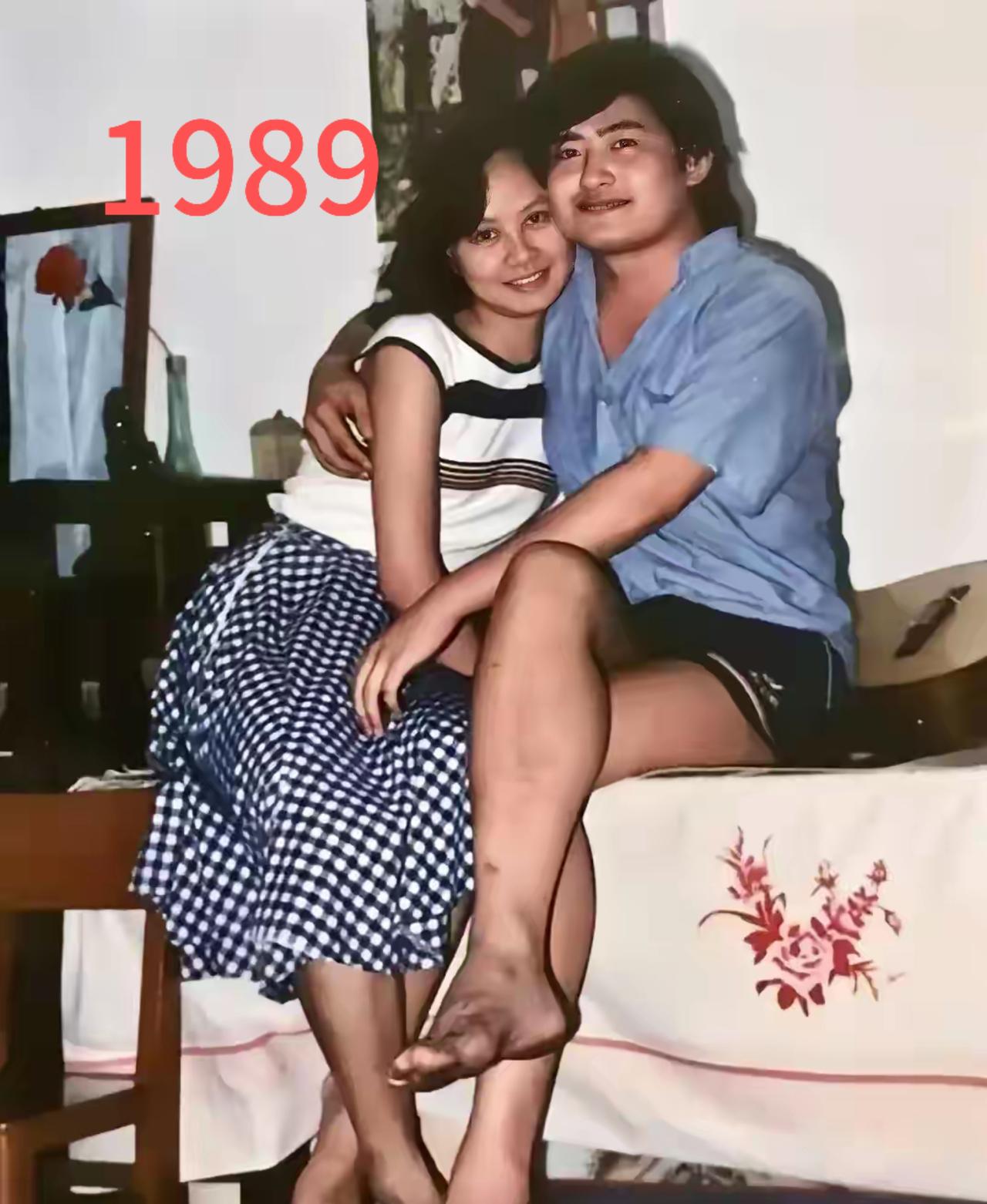 左图是刘欢和妻子卢璐1989年夏天的居家休闲照，当时两人刚刚结婚不到一年，正是你