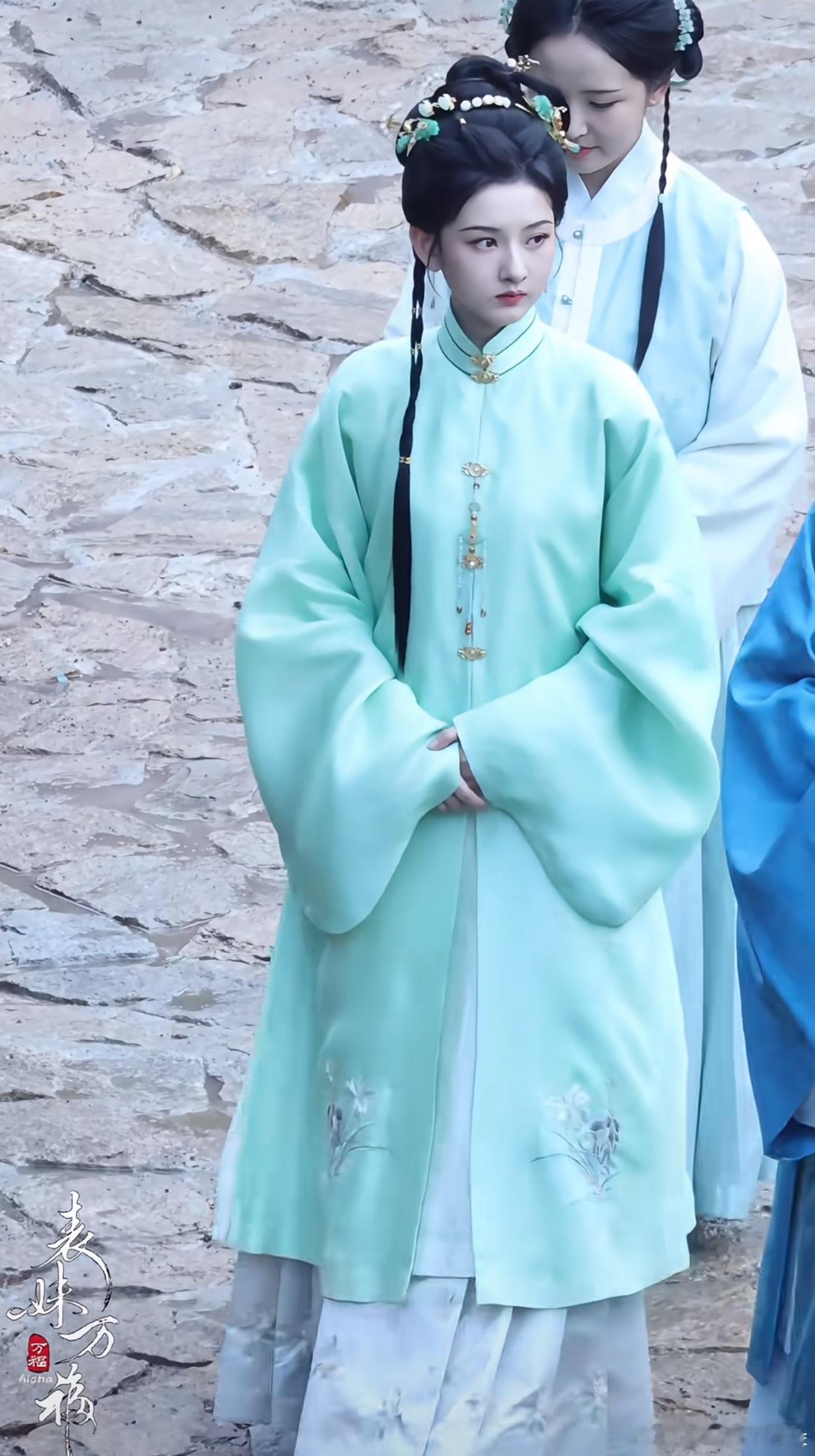 表妹万福宋祖儿和曹斐然的角色关系是？怎么衣服发型简直一模一样了？不会是什么替身白