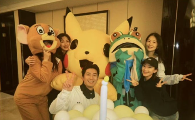 青蛙玩偶服是她的战袍，生日蜡烛是他们的宣言。这哪是庆生，是给所有谣言一记甜蜜的耳