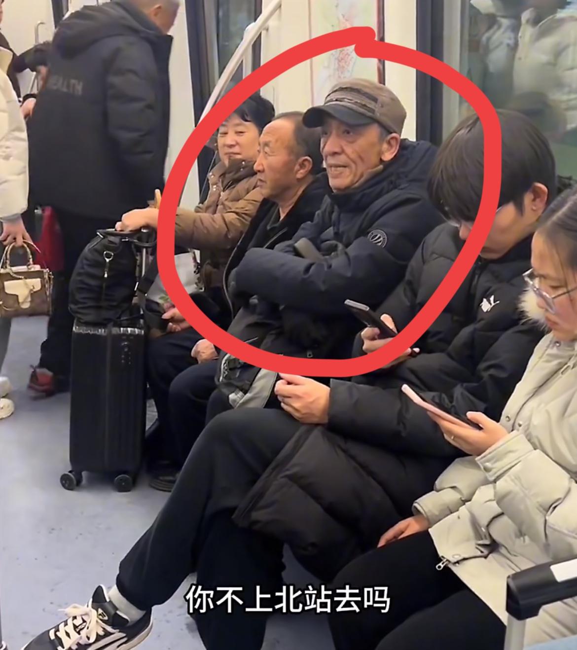 这个老登地铁上把一女孩骂了一路，说是女孩占了他的位置，网友说实际上女孩不仅没有，