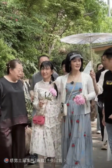 所以说就算谢娜张杰定居上海，谢娜的妈妈审美也跟不上上海人的考究的，而是带着川湘贵