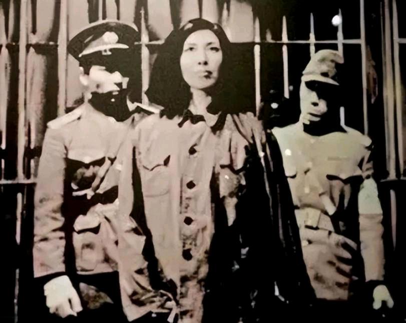 1941年，她为了将情报送出，被敌人抓捕，轮流欺辱，施以酷刑，挖眼割乳，她始终闭