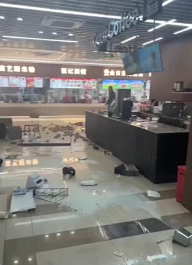 刚看个热搜，直接看出一身冷汗。吉林某大学食堂，小伙抱花当众示爱。女方没现身，他