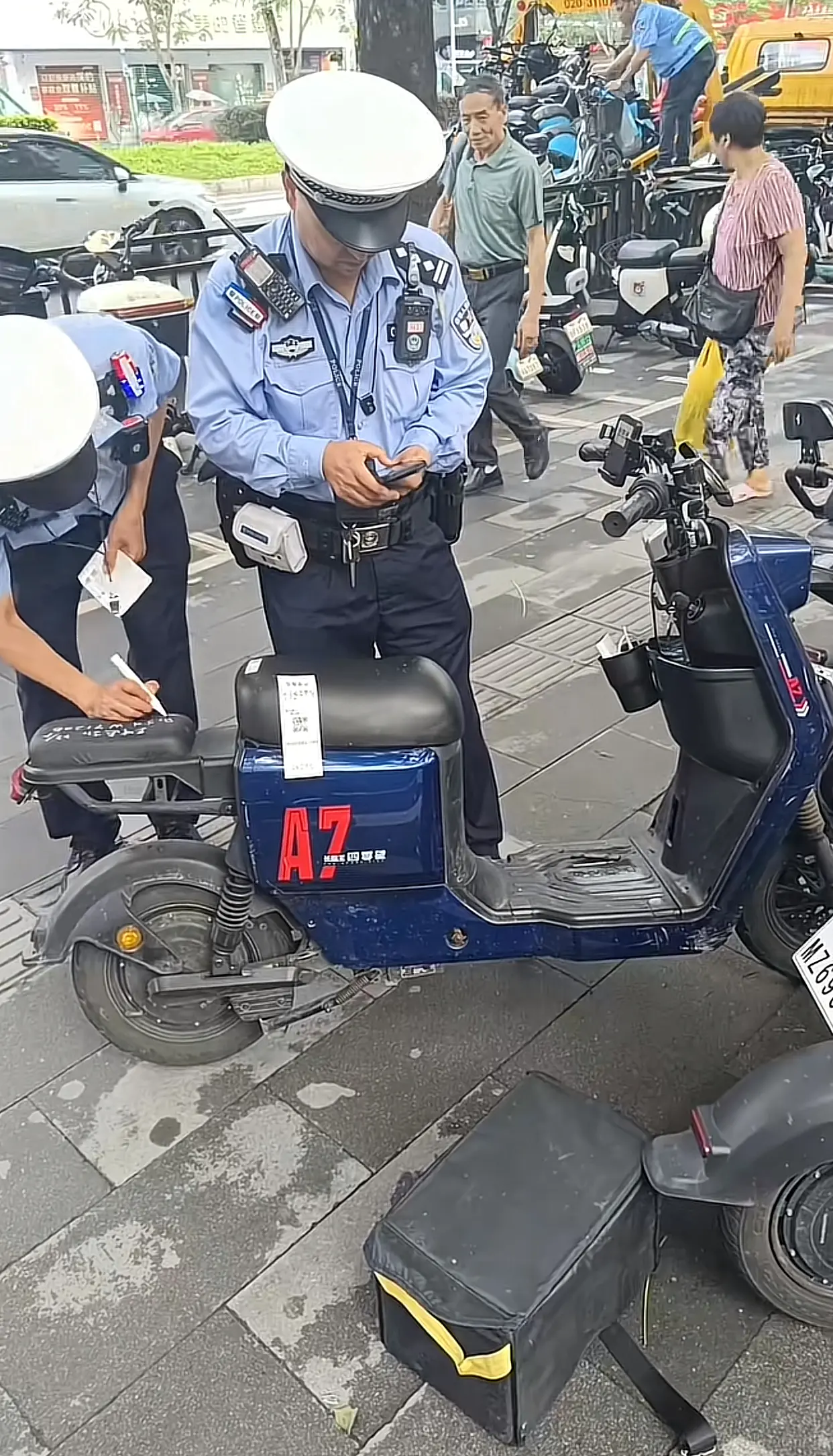 当初谁发明的电动车呢？