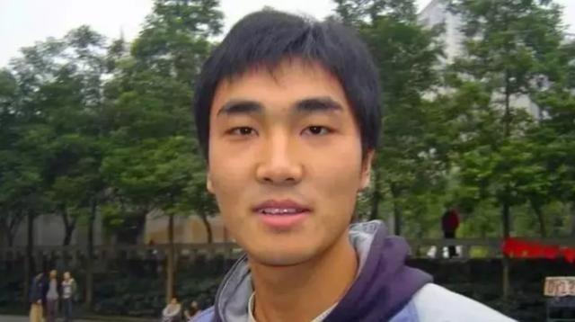 “每月就给我500块，资助不起装什么孙子！”2006年，贫困大学生向海清向媒体怒