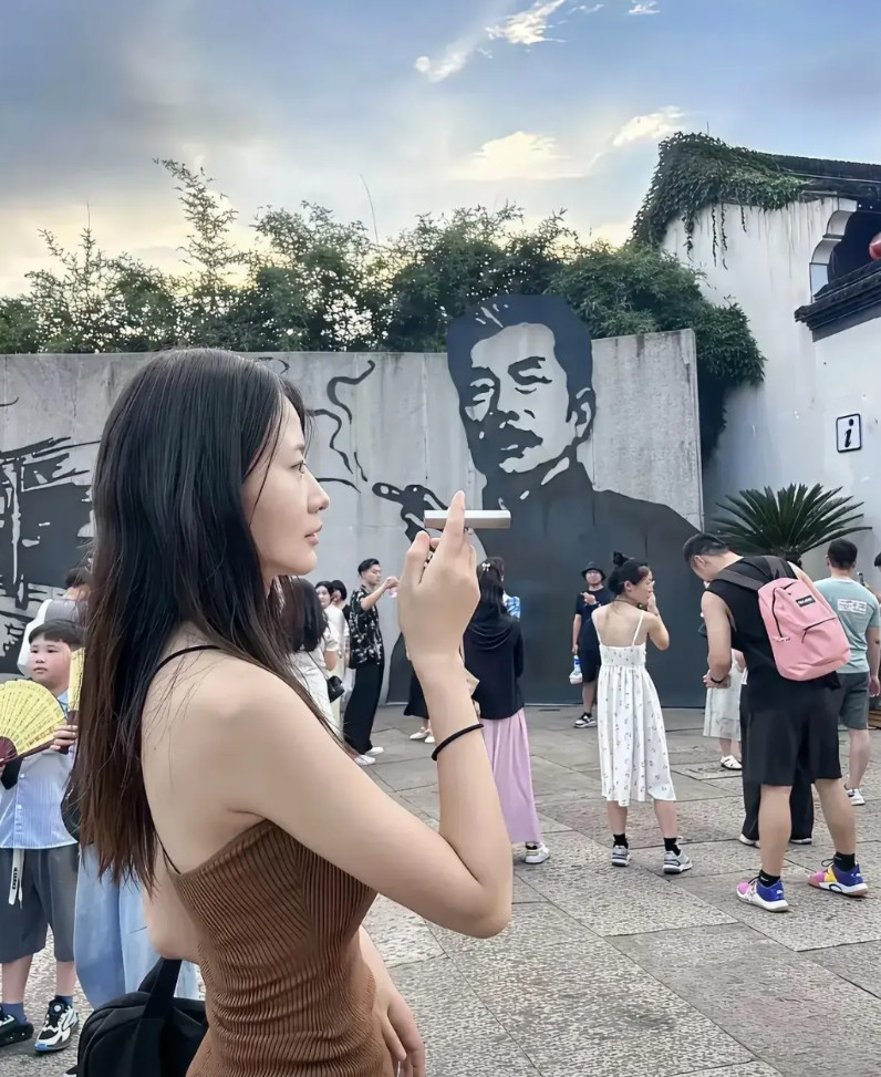 鲁迅先生今可真给气着了！就因为我抽烟，居然有人跟我大发脾气，那架势，我感觉她不是