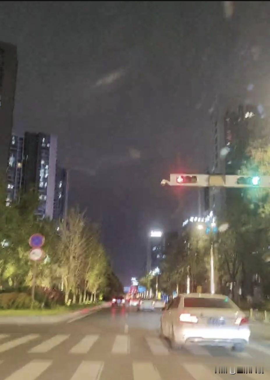 昨晚从西安开车到铜川印台，感觉一下子从蒸笼里掉到空调里了。昨天下午