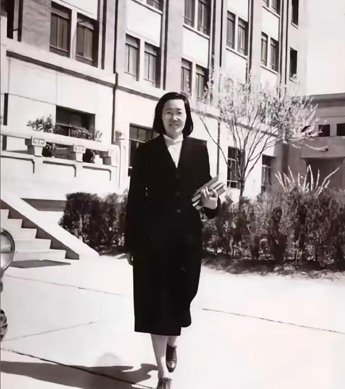 1961年，北大才女王承书吃完饭后，像往常一样去了实验室。谁知这一走，却像人间