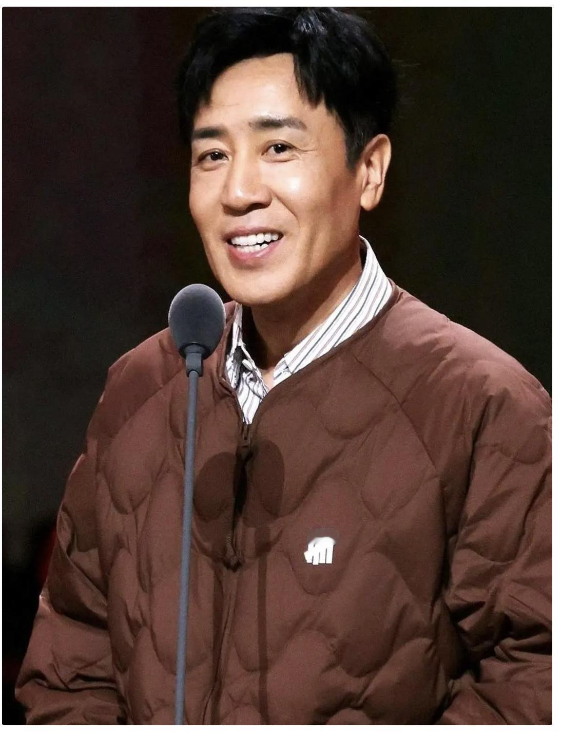 一觉睡醒是不是全网都知道了于和伟那件2300块的羽绒服，居然是波司登