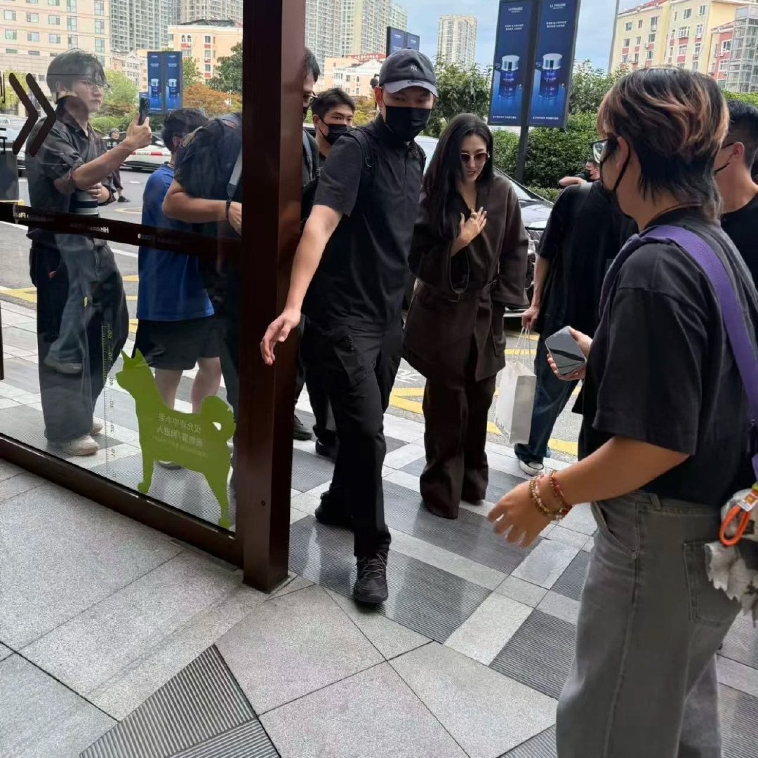 张柏芝全港最有腔调的女人张柏芝女人中的女人青岛线下偶遇张柏芝，没有刻意的包装修饰