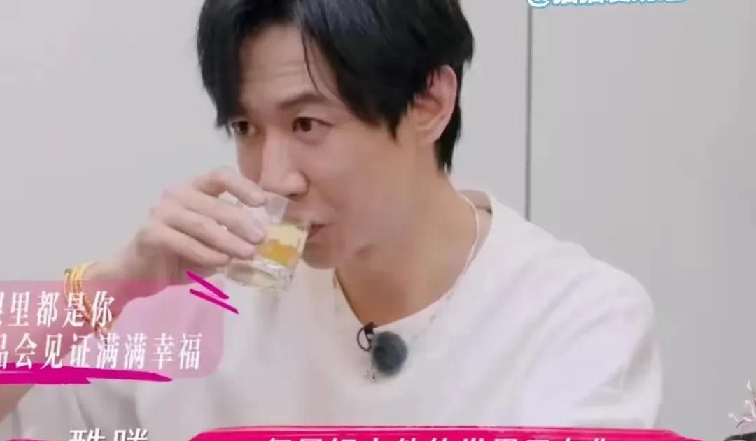 主持人问董璇，你们的钱放在一起吗？董旋说，因为我俩的经济条件是不对等的，我俩各花