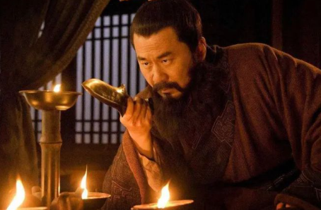 曹操俘虏陈宫，处死之前戏弄他：“你一死，你的妻子怎么办呢？”陈宫想到美貌的妻子，