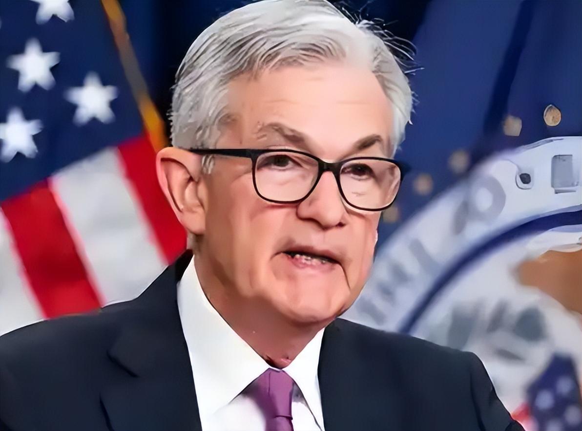 很多人原本以为，特朗普一回到台前，第一件事就是冲进美联储拍桌子——“你不降息？行