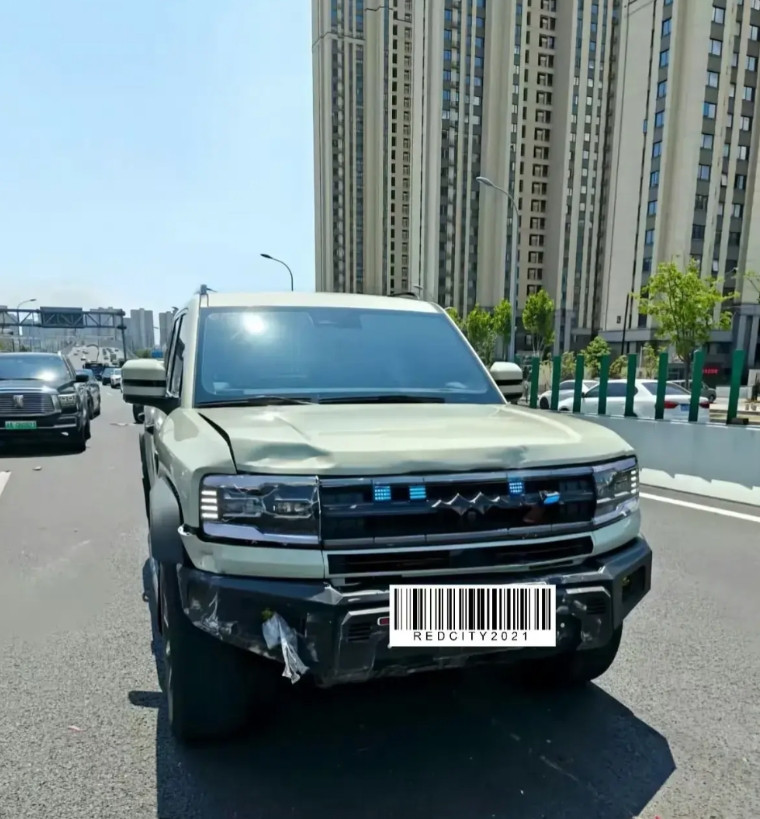 豹5确实是公路坦克，把人家屁股怼没了，自己只是皮毛伤[狗头]比亚迪造车用料，安