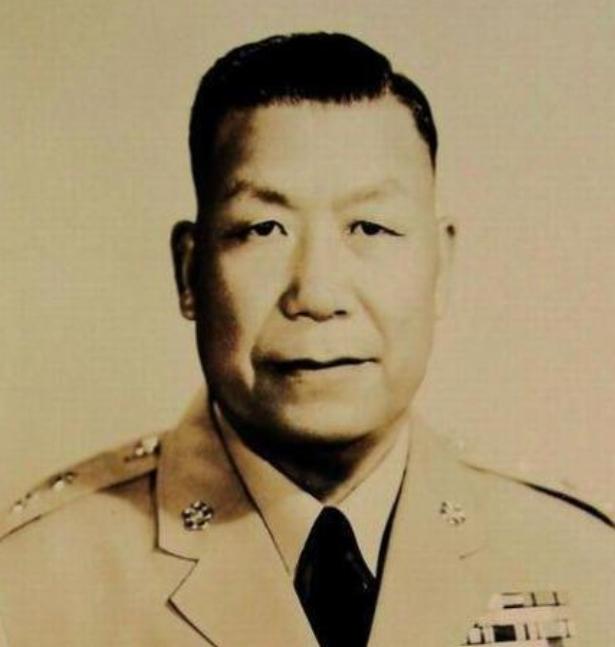 1949年，蒋介石下死令：撤离青岛必炸全城设施！刘安祺表面点头应承，转身就对亲兵