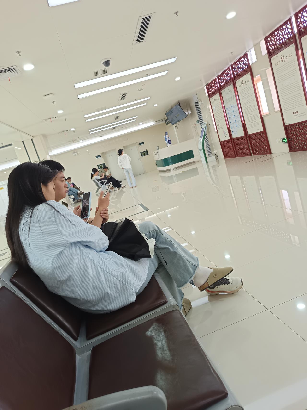 今天去湖北中医院诊断牙根烂了，唯一的办法就是要拨掉牙齿再安一颗牙齿，辛辛苦苦地在