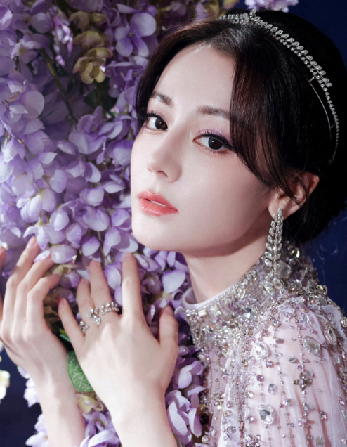 我与清风诉说着对你的思念望清风能与你寄托，因为是你，所以不奇怪