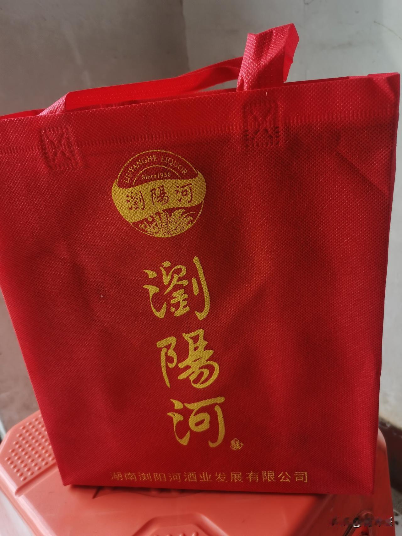 它的存在感是什么呢？今天有客户来访，带来了两瓶酒，这酒估计超市也就卖不到