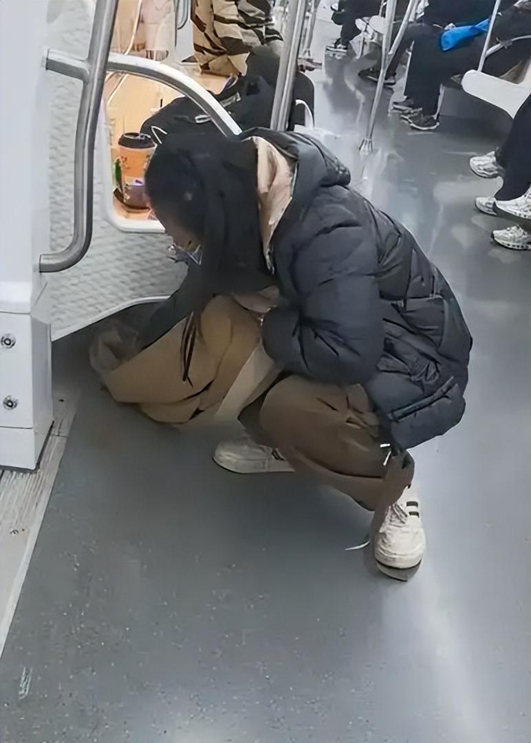 一个普通人，也可以是一位内心纯洁、高素质有教养的女孩。12月4日，苏州地铁1