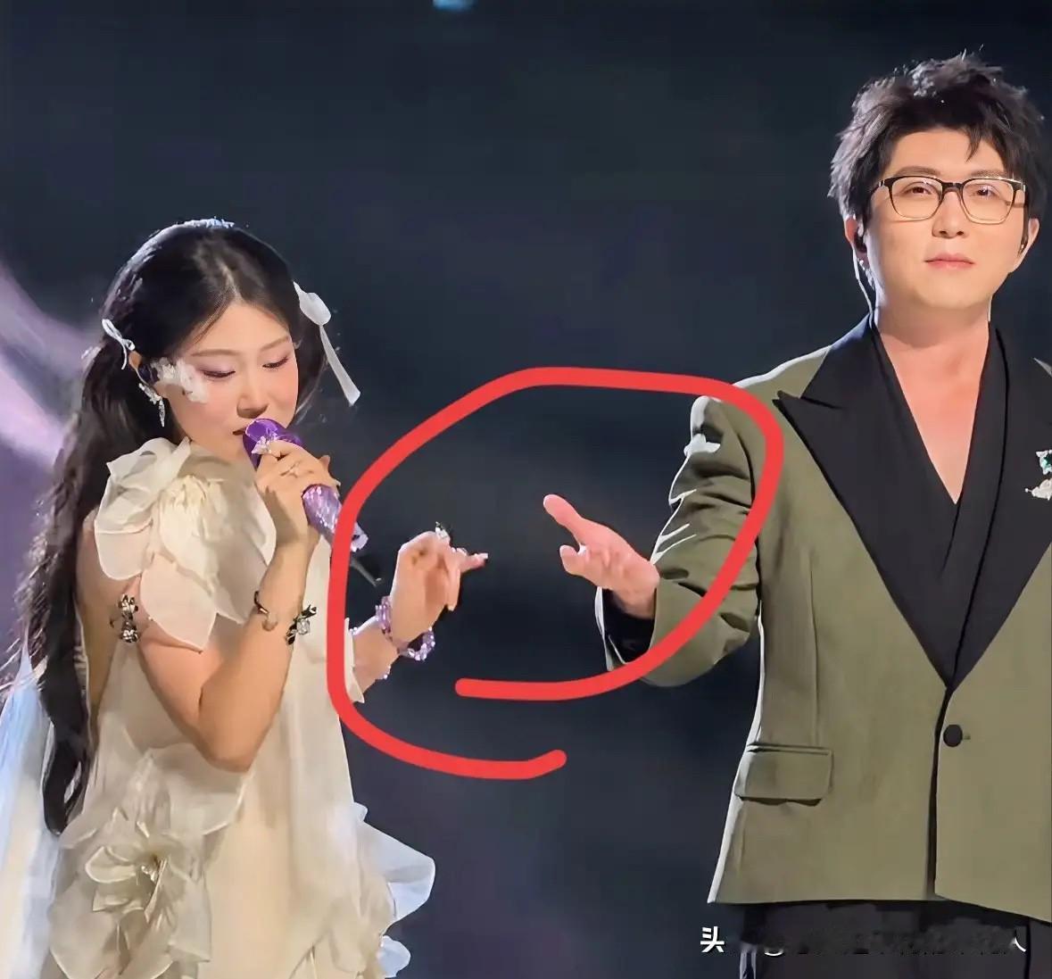 今年的跨年舞台上，沈佳润三次甩开毛不易的手，这一幕真让人看清娱乐圈的现实——素人