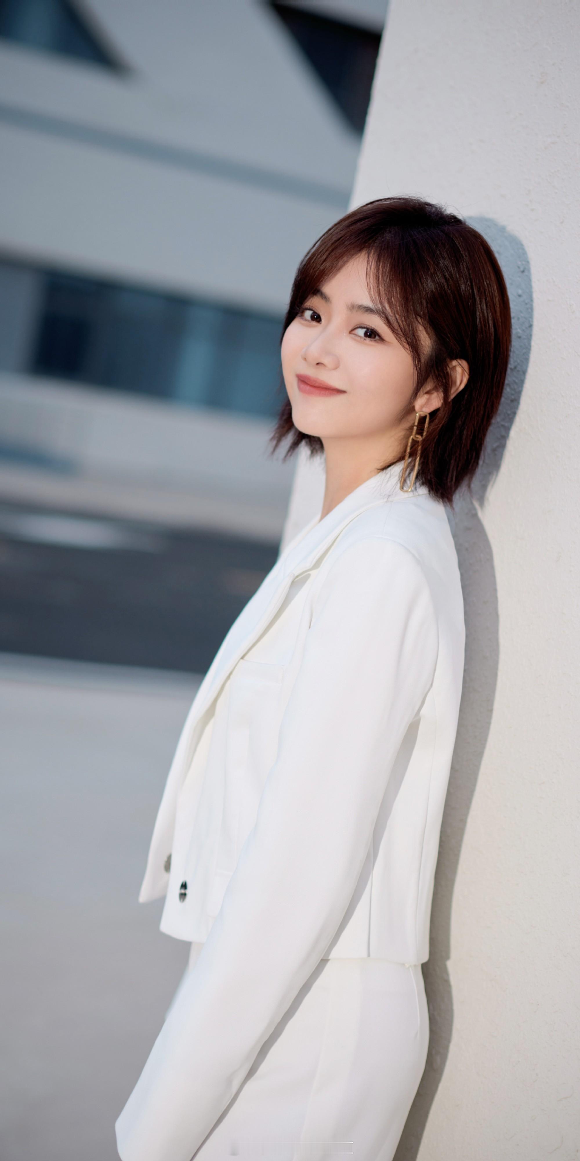 谭松韵白色西装利落干练