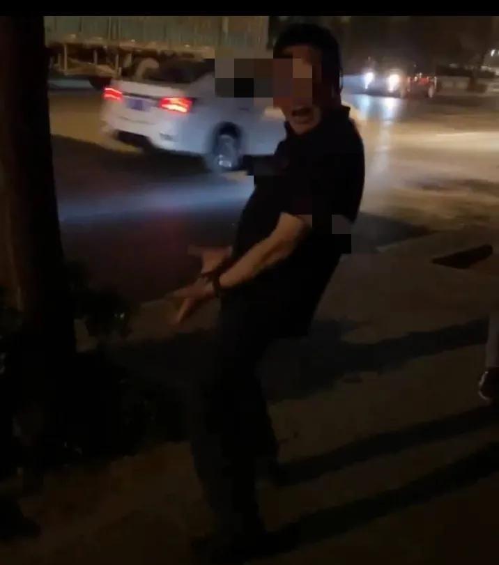 有个朋友跟人打了一架，起因是那天晚上他和女朋友正在一条路走着，前面有个男的正对着