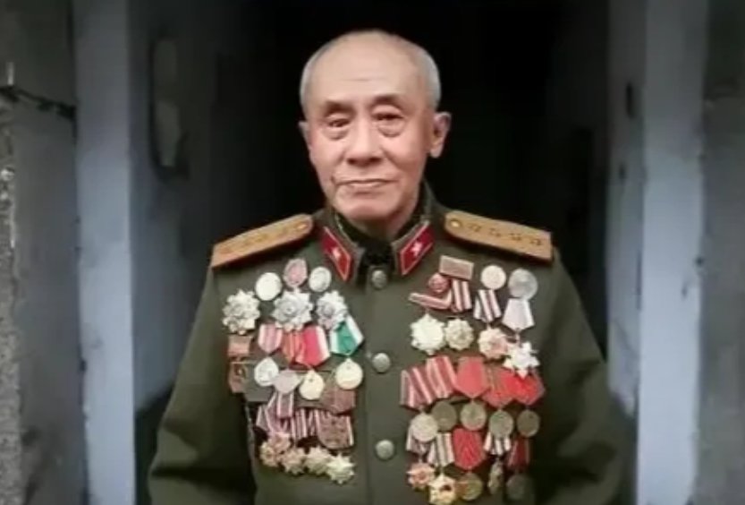 1938年，八路军排长肖万世，带战士侦察时，发现一群鬼子，正在河里洗澡，战友摩拳