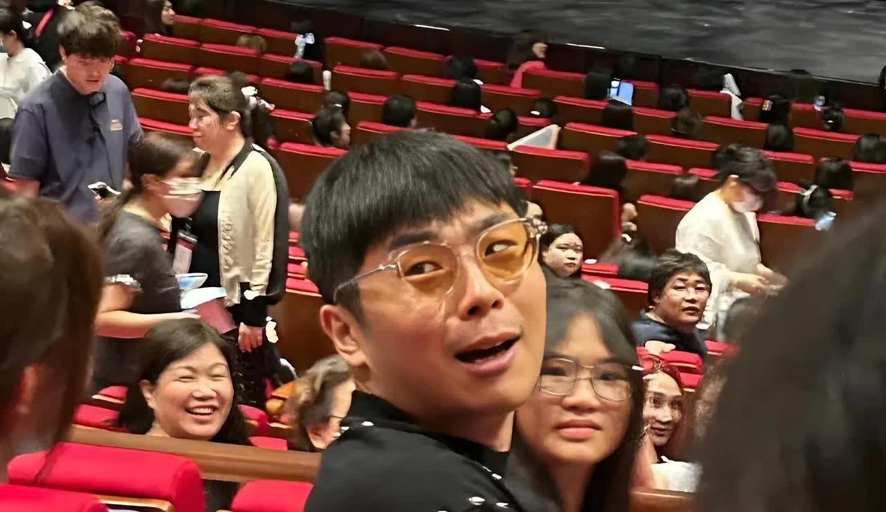 在秦霄贤困难的时候，德云社的师哥们是真捧啊！昨日，秦霄贤、何九华话剧《卿卿误