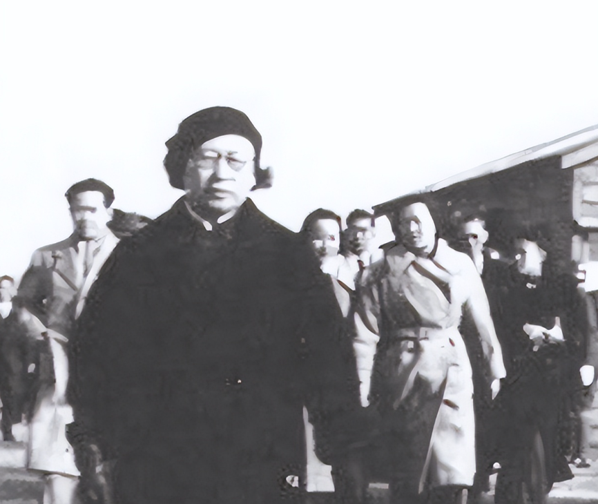 1941年，头号女汉奸陈璧君在饭店用餐。结果吃得肚子装不下了，要小解。她也不去厕