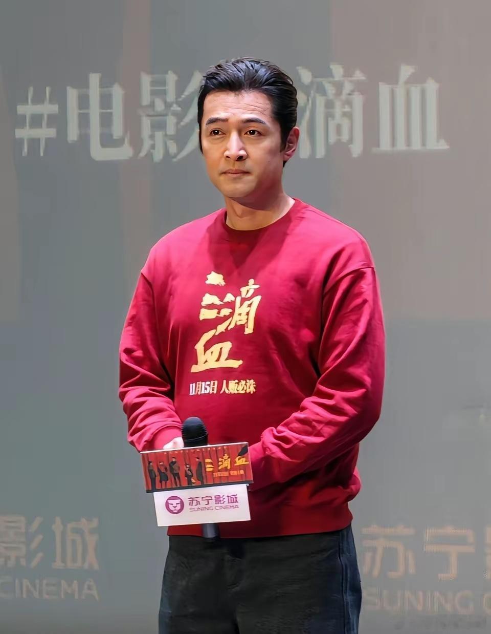 中年男星还是得重视身材管理。王凯但凡胖点露个啤酒肚，这造型就油腻了去了。胡歌拍张