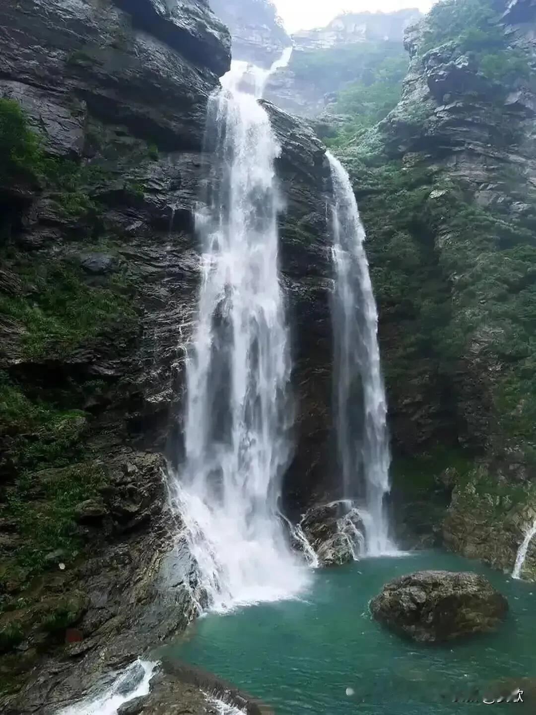 上联:枫叶藏诗秋月寄下联:松涛入画远山迎横批:秋色入怀