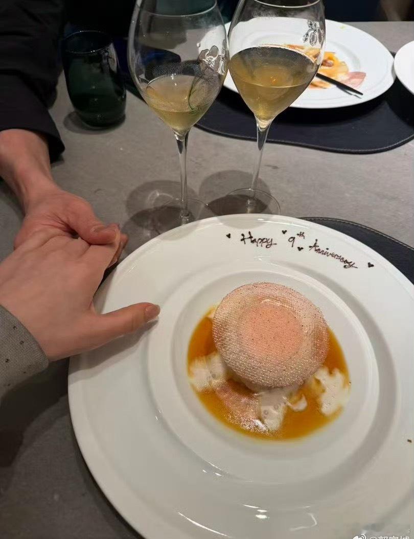 郭富城晒结婚9周年约会照郭富城晒结婚9周年合照郭富城晒结婚9周年约会照，方媛歪着