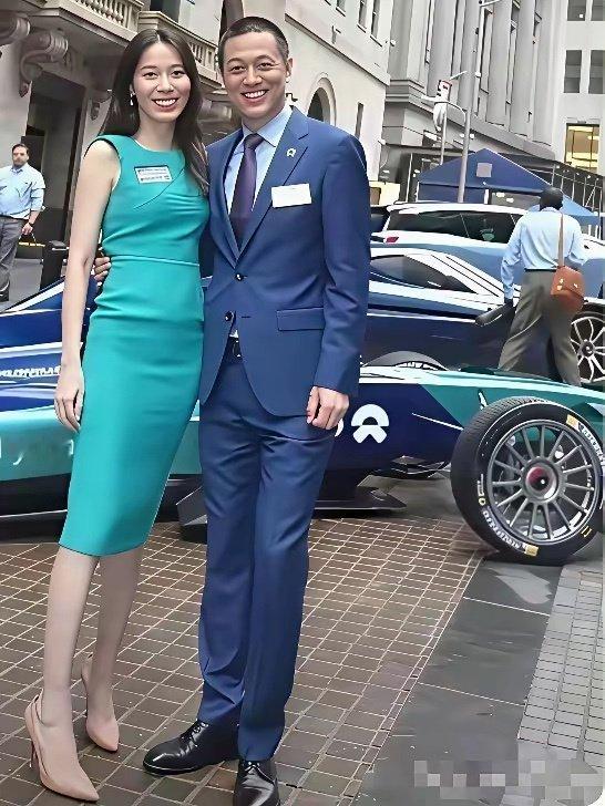 蔚来李斌和夫人王屹芝，当年纽交所上市留影。老板娘气质真好，高挑大方。​