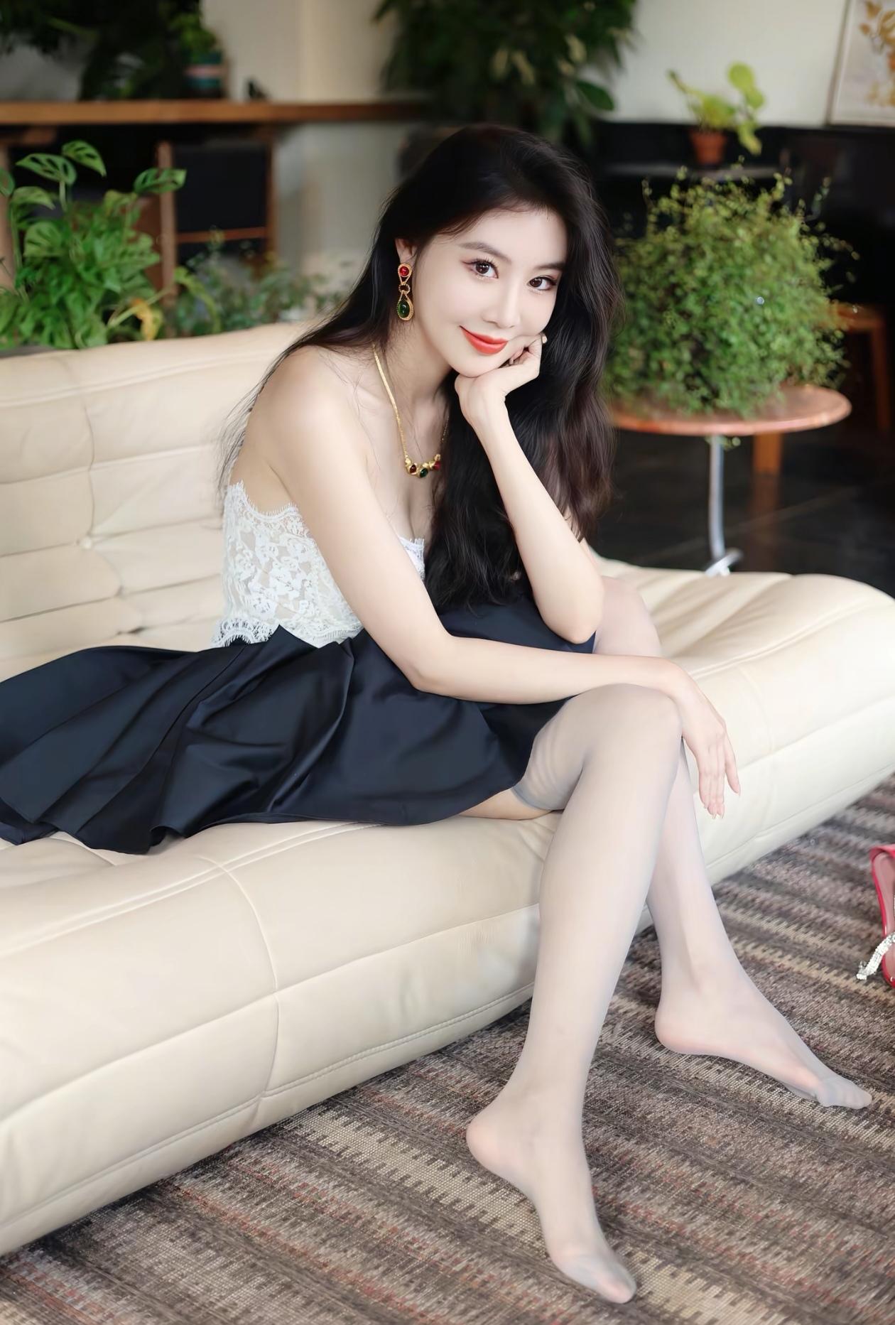 优雅黑裙搭配蕾丝细节，红唇与绿植相映成趣，尽显迷人魅力。