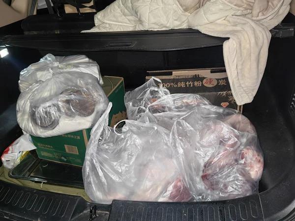 你见过那种自己去猪肉交易市场买了几大袋猪肉，买好后却把猪肉提到别人私家车上的糊涂