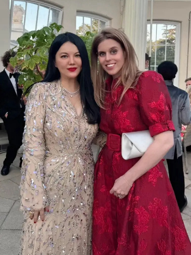 李湘晒女儿王诗龄参加英国王室晚宴派对美照🫰5月13日，李湘在平台晒出和女儿王诗