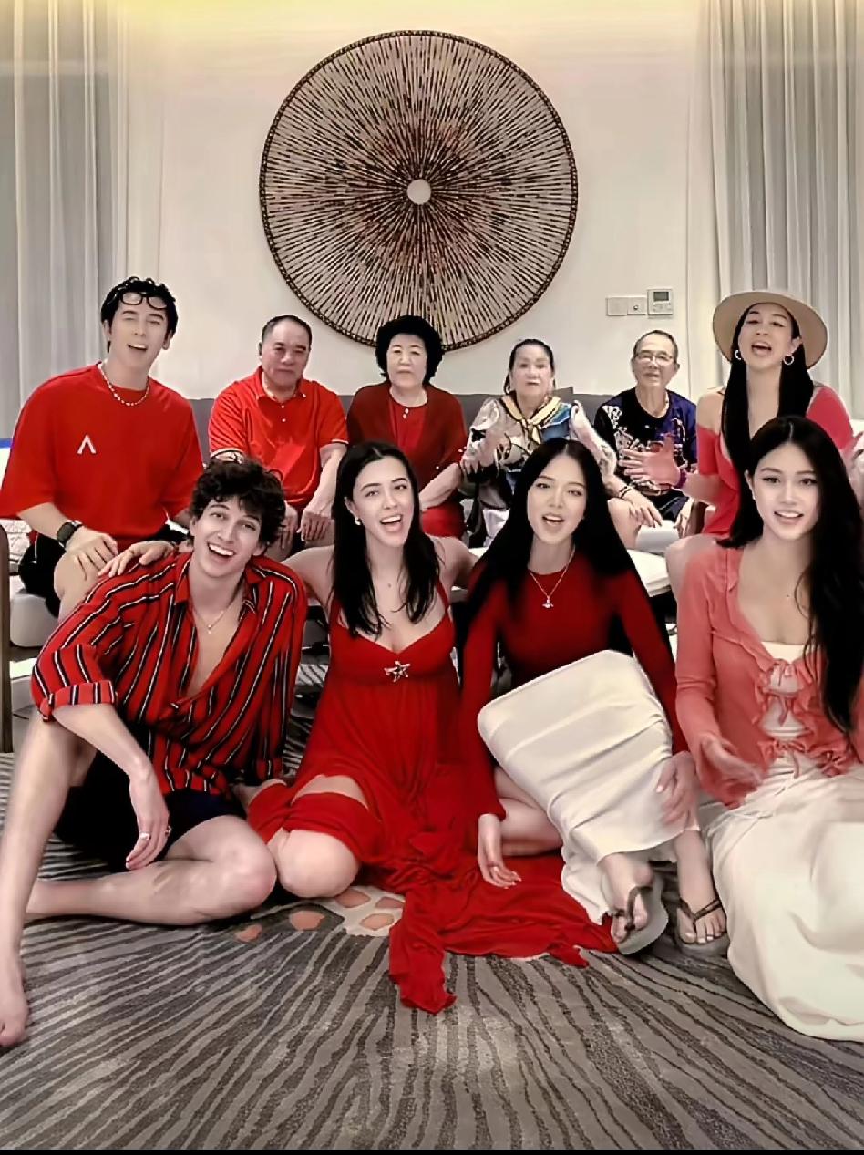 钟丽缇大年初五分享温馨全家福，混血大女儿与外籍男友同框出镜。这个以钟丽缇为核心的
