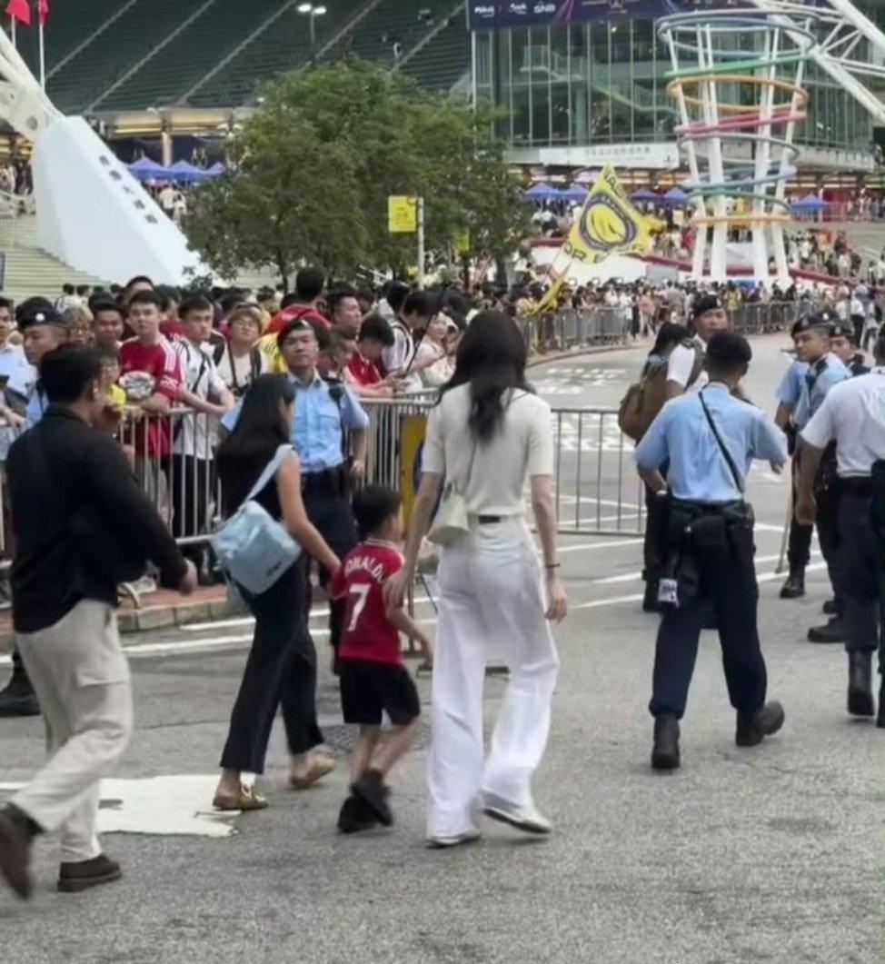 奚梦瑶5岁儿子身高奚梦瑶和5岁儿子牵手走，小孩瘦瘦高高好长一条！温馨～​​​