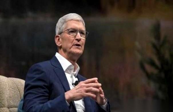 苹果CEO库克当着所有人的面，直接把一张旧桌子掀了。他说，我们死守中国制造，根