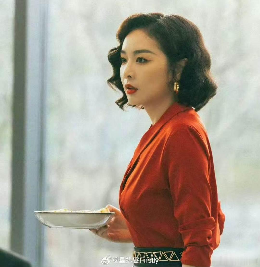 高叶也逃不过被叫大姐百厨大战食神百厨大战高叶面对美食满心欢喜，第一时间想着分享给