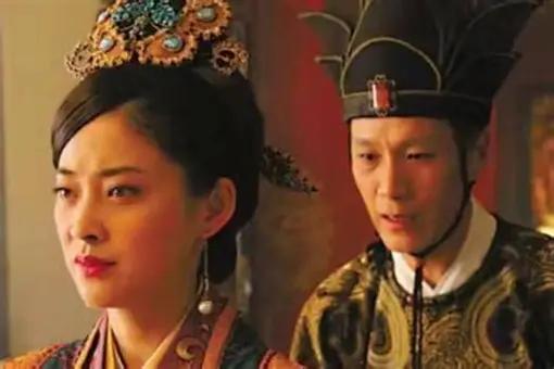 1582年，大明万历十年，皇帝的亲妹妹出嫁，新郎流着鼻血被人扶上婚礼现场，太监们