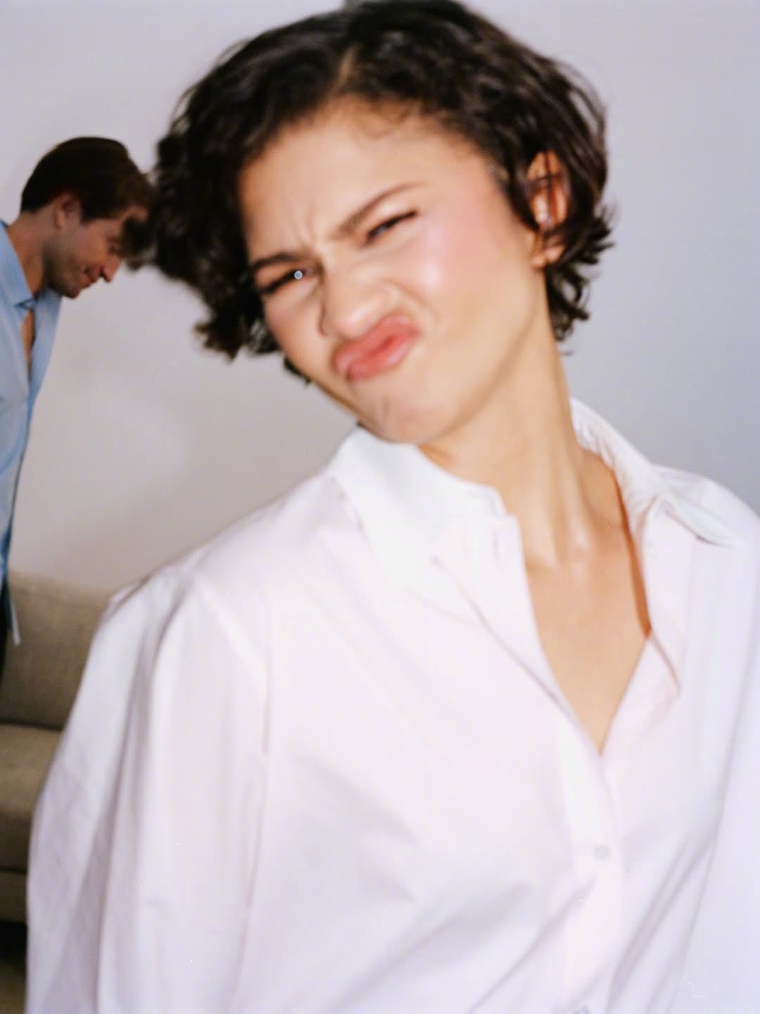 这就是CP感👍赞达亚&罗伯特·帕丁森新片《爱情抓马》宣传写真释出