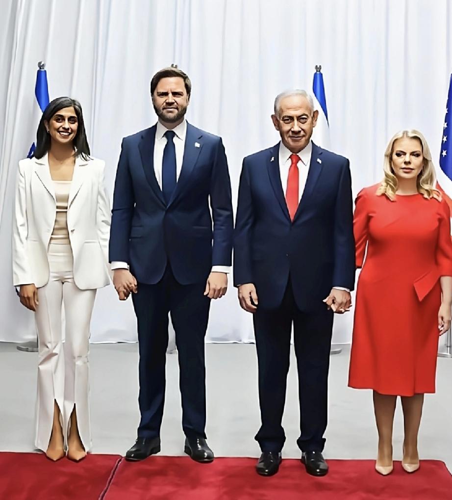 以色列总理内塔尼亚胡和美国副总统万斯夫妇，有种夫唱妇随的画面感。内塔尼亚胡拉着