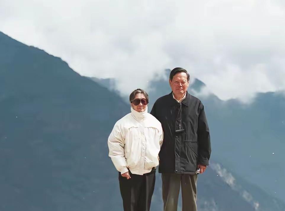 杨振宁一生顺遂，最大的痛苦莫过于老年丧妻，此时的杜致礼已经身患重病。2000年