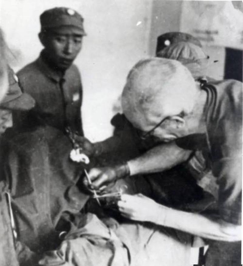 1939年11月11日，白求恩躺在河北唐县一户农民家的土炕上，左臂已经变黑，高烧