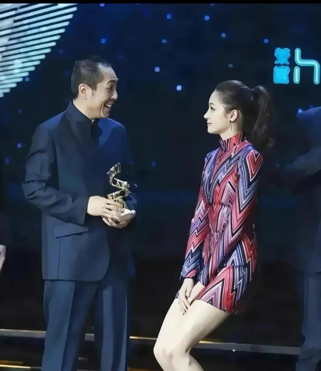 别被骗了。关晓彤那三秒的“社死”，恰恰是她能走到今天的秘密。视频里她夹腿、半