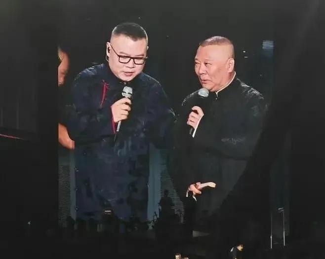 岳云鹏演唱会庆功宴画面曝光，24年前饭店同事送条幅不知道从什么开始，演员也都