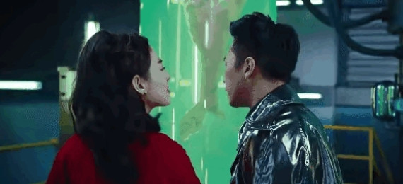 拍《美人鱼》时周星驰给张雨绮打电话：“有空没有，来演一个角色。”张雨绮二话没说，