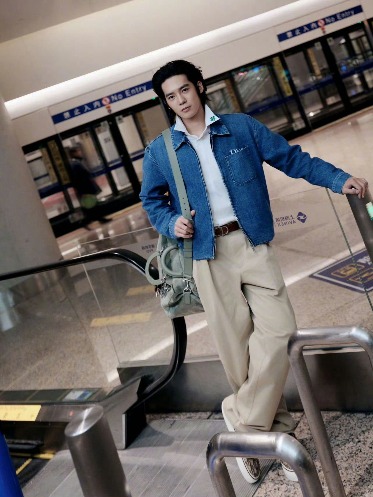 品牌大使于适启程巴黎，将亮相Dior2026秋冬男装系列发布秀。身穿安德森新设